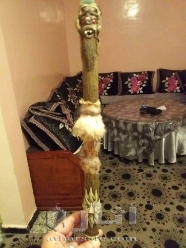 عصا قديمة جدا تحتوي على ثلاث انواع من الاحجار الكريمة