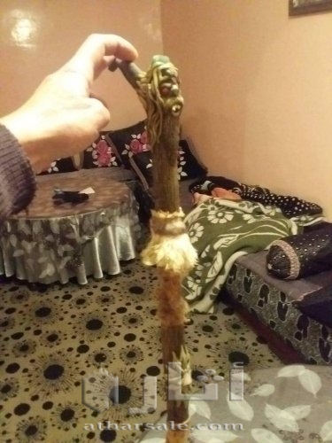 عصا قديمة جدا تحتوي على ثلاث انواع من الاحجار الكريمة