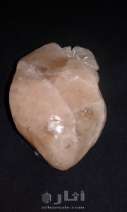 تحفة طبيعية عبارة عن عنبر حوت بلون ابيض مائل الــى الوردي الــى جانب انها مادة ناذرة هي ايضأ تحفة ناذرة