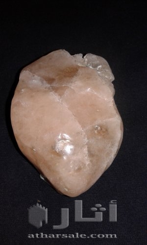 تحفة طبيعية عبارة عن عنبر حوت بلون ابيض مائل الــى الوردي الــى جانب انها مادة ناذرة هي ايضأ تحفة ناذرة