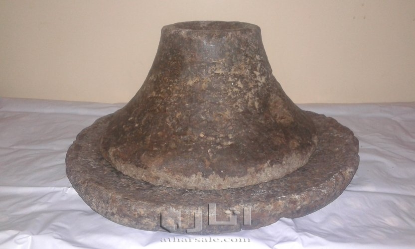 اداة تراثية عتيقة مصنوعة من الحجر كانت تستعمل قديما لطحن التوابل و الحبوب والقهوة ،مناسبة للمتاحف و عشاق الادوات التراثية