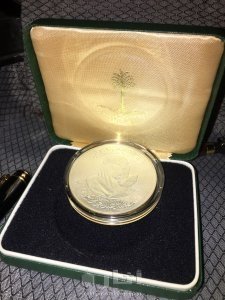 قطعه معدنية في عهد  الملك فيصل رحمه الله فضة ٦٠ جرام ١٣٢٤هـ