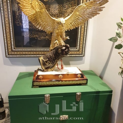 صقر ذهبي مرصع بالاحجار الكريم اصدار محدود