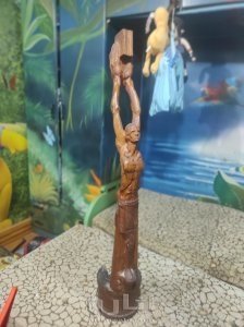 تمثال قطعة واحدة من خشب الزيتون