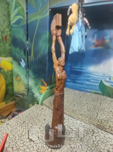 تمثال قطعة واحدة من خشب الزيتون