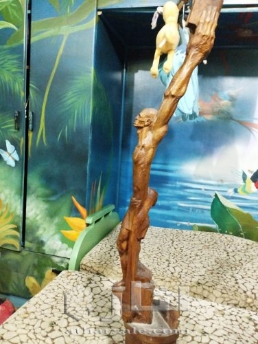 تمثال قطعة واحدة من خشب الزيتون