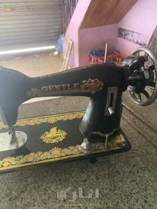 مكينة للخياطة تحفة قديمة