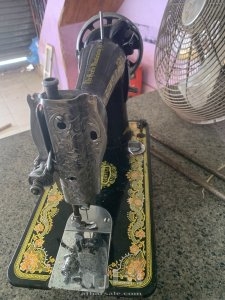 مكينة للخياطة تحفة قديمة