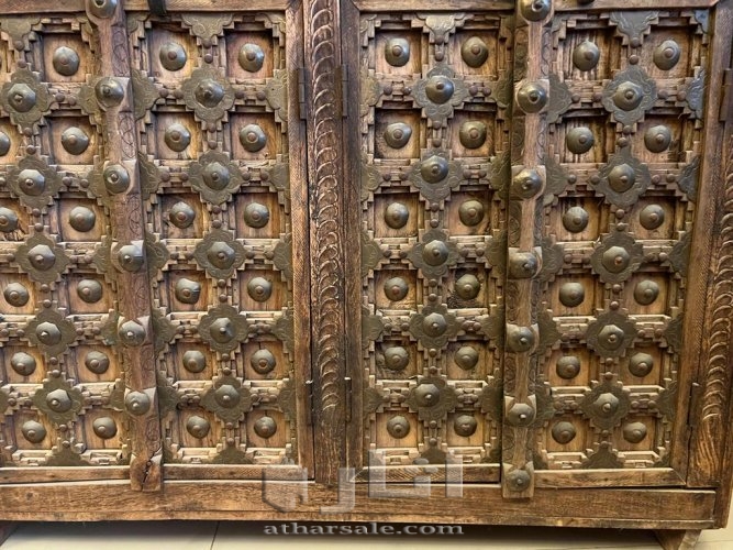 خزانة خشبية عتيقة