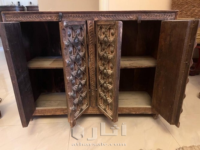 خزانة خشبية عتيقة