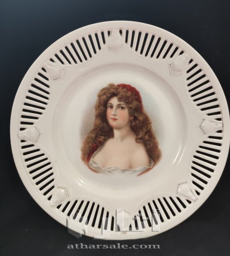 طبق اثري قديم إرث عائلي لاكثر من خمس اجيال