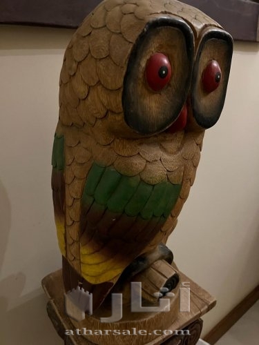 بومة من الخشب المنحوت