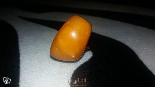 خاتم نساء مصنوع من الفضه عليه حجر عمبر او كهرمان