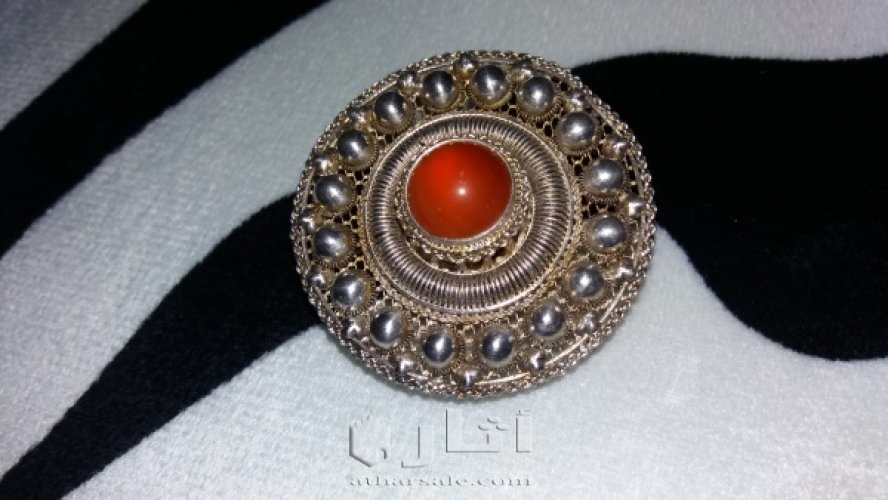 بروش فضه عليه حجر عمبر او كهرمان