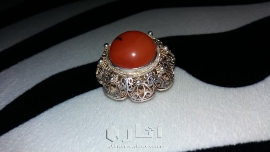 بروش نساء مصنوع من الفضه عليه حجر عقيق انتيك