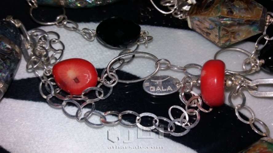 عقد فضه وصدف وشعاب مرجان