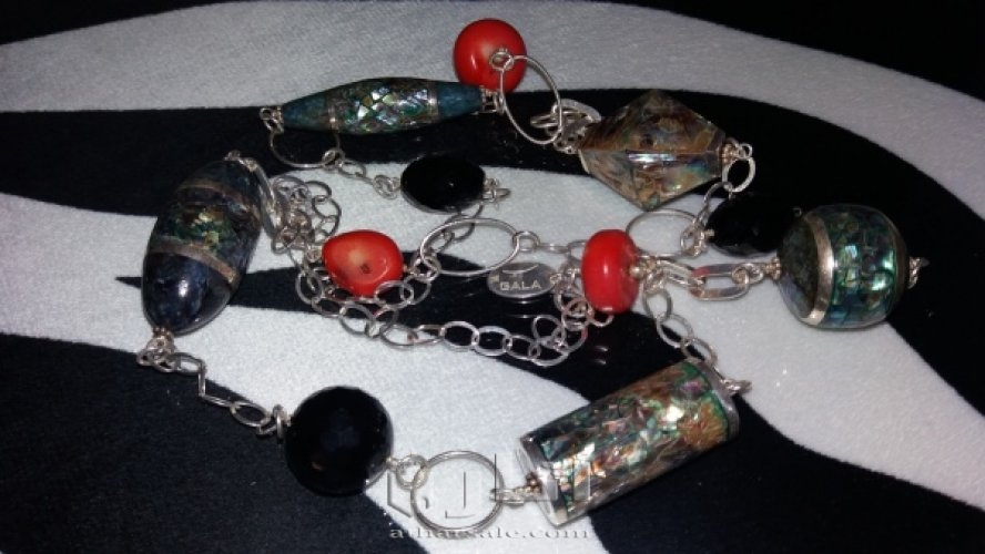 عقد فضه وصدف وشعاب مرجان