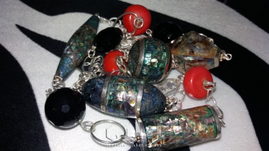 عقد فضه وصدف وشعاب مرجان