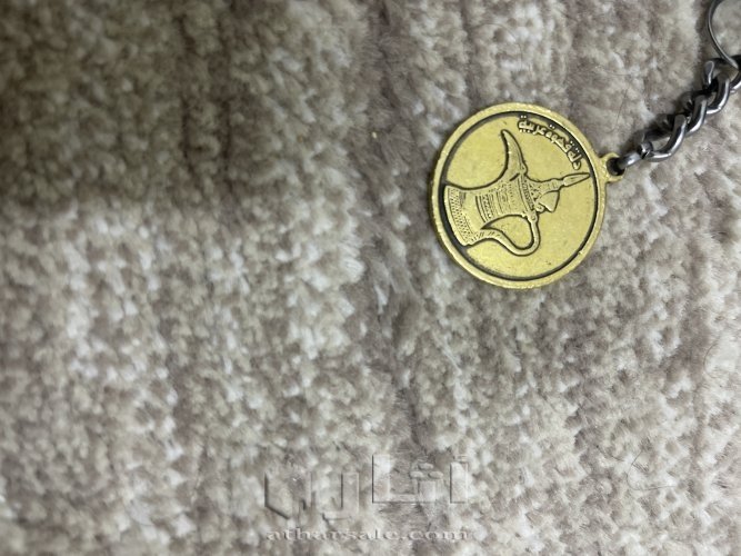 ميداليه اثريه تحمل شعار المملكة العربية السعودية