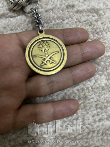 ميداليه اثريه تحمل شعار المملكة العربية السعودية