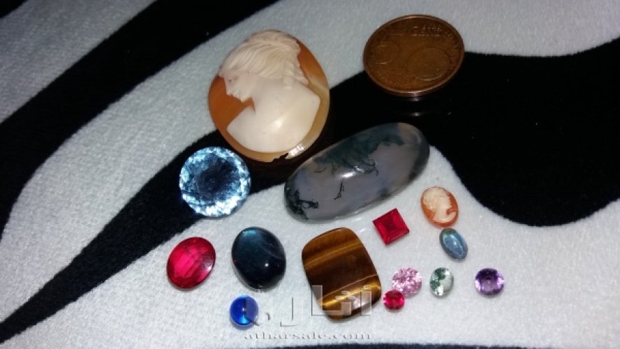 مجموعة من الأحجار الكريمة