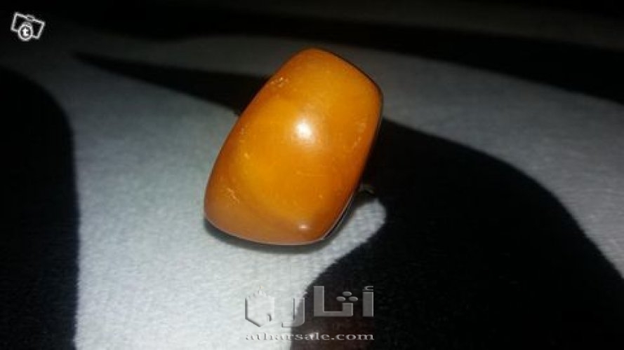 خاتم نساء مصنوع من الفضه عليه حجر عمبر او كهرمان