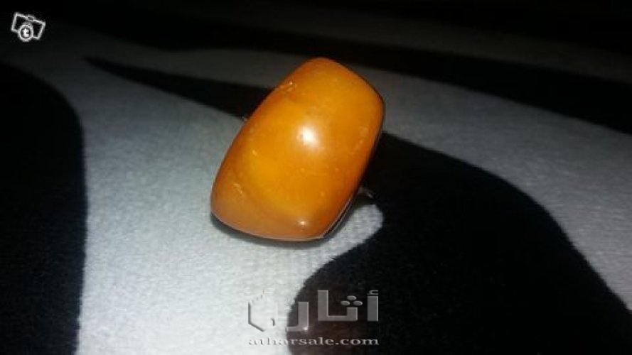 خاتم نساء مصنوع من الفضه عليه حجر عمبر او كهرمان