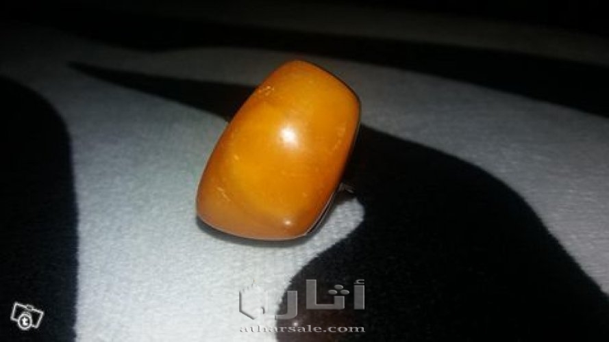 خاتم نساء مصنوع من الفضه عليه حجر عمبر او كهرمان