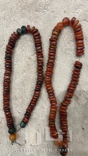 قلايد قديمة من احجار كريمة