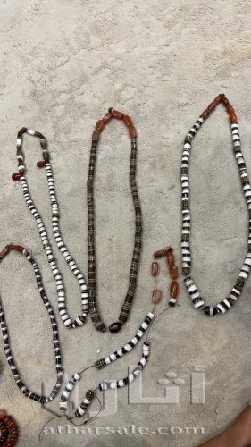 قلايد قديمة من احجار كريمة