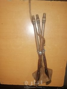 كرسي خشبي قديم من صنع فرنسي تم صنعه في القرن 19 يتميز بقوة جلده 4