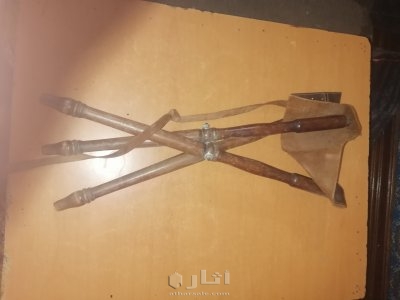 كرسي خشبي قديم من صنع فرنسي تم صنعه في القرن 19 يتميز بقوة جلده 3