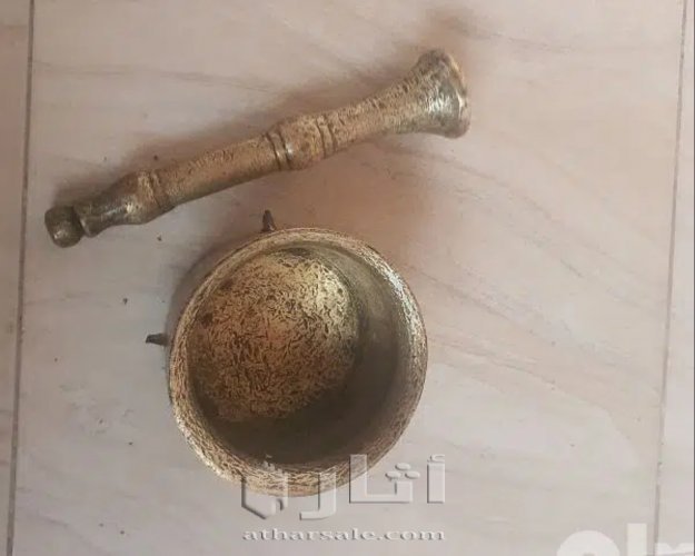 هون نحاس باليد وزنه حوالي ٨كجم