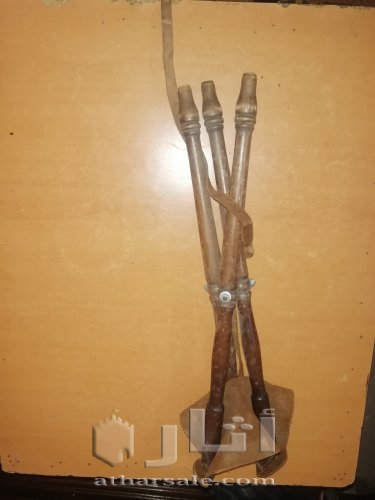 كرسي خشبي قديم من صنع فرنسي تم صنعه في القرن 19 يتميز بقوة جلده