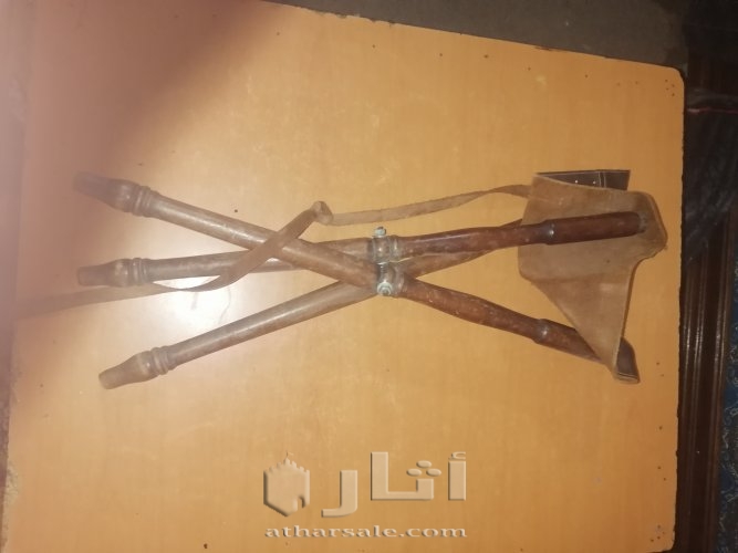 كرسي خشبي قديم من صنع فرنسي تم صنعه في القرن 19 يتميز بقوة جلده