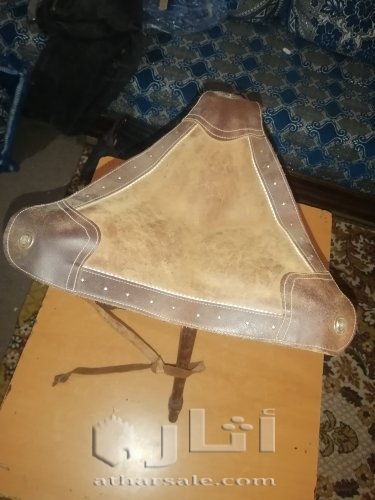 كرسي خشبي قديم من صنع فرنسي تم صنعه في القرن 19 يتميز بقوة جلده