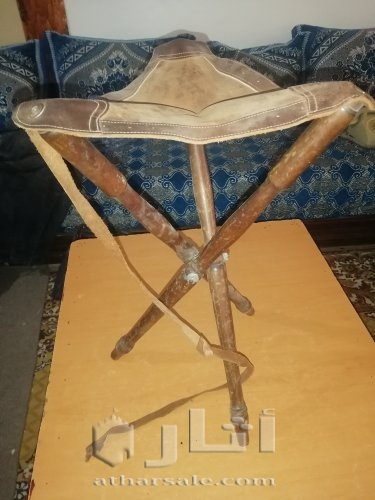 كرسي خشبي قديم من صنع فرنسي تم صنعه في القرن 19 يتميز بقوة جلده