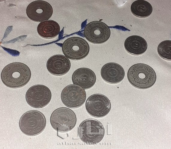 متفرقات من التحف والعمله المصريه القديمه