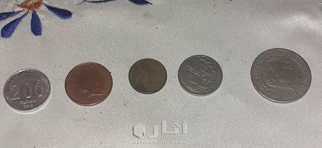 متفرقات من التحف والعمله المصريه القديمه