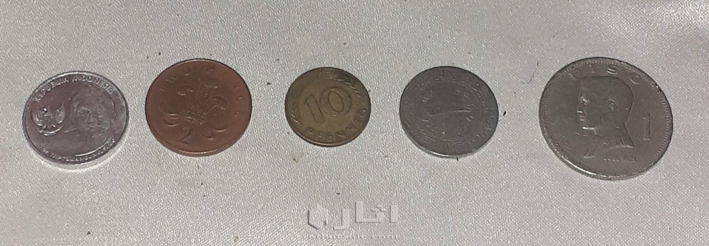 متفرقات من التحف والعمله المصريه القديمه