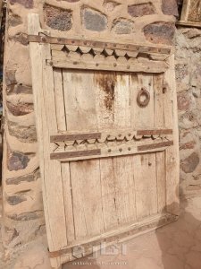 قصر صغير للبيع قيد البناء بمواصفات قديمة وابواب خشب قديمة جدا