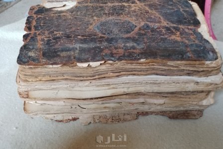 مصحف بخط اليد عمره بين 300-350 عام