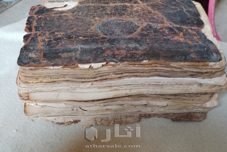 مصحف بخط اليد عمره بين 300-350 عام