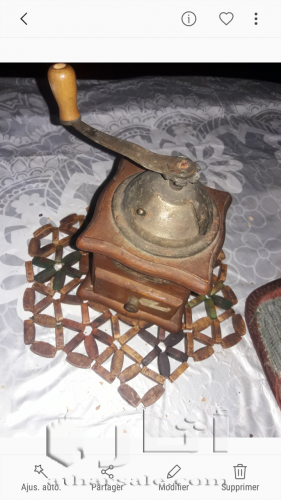 آلة طحن قهوة قديمة