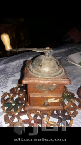 آلة طحن قهوة قديمة