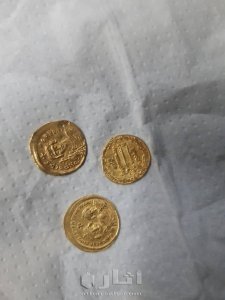 حجر نيزك وعملات بيزنطية واسلامية قديمة