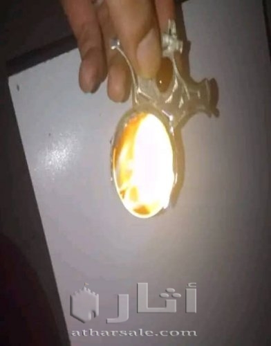 ميداليا رومانية من فضة وحجرتان من عقيق يماني