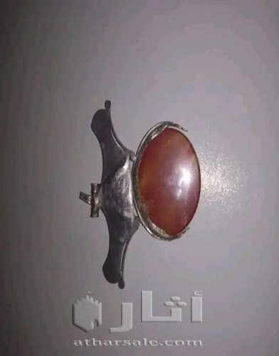 ميداليا رومانية من فضة وحجرتان من عقيق يماني