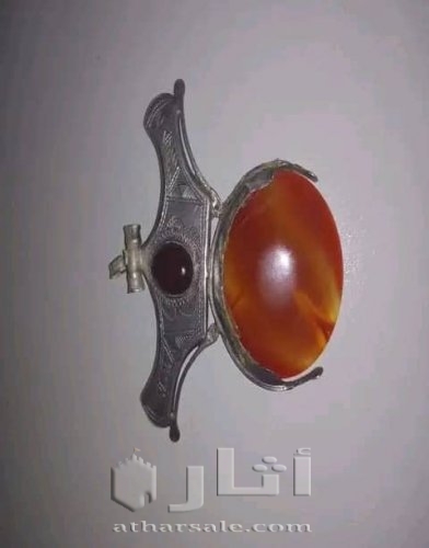 ميداليا رومانية من فضة وحجرتان من عقيق يماني