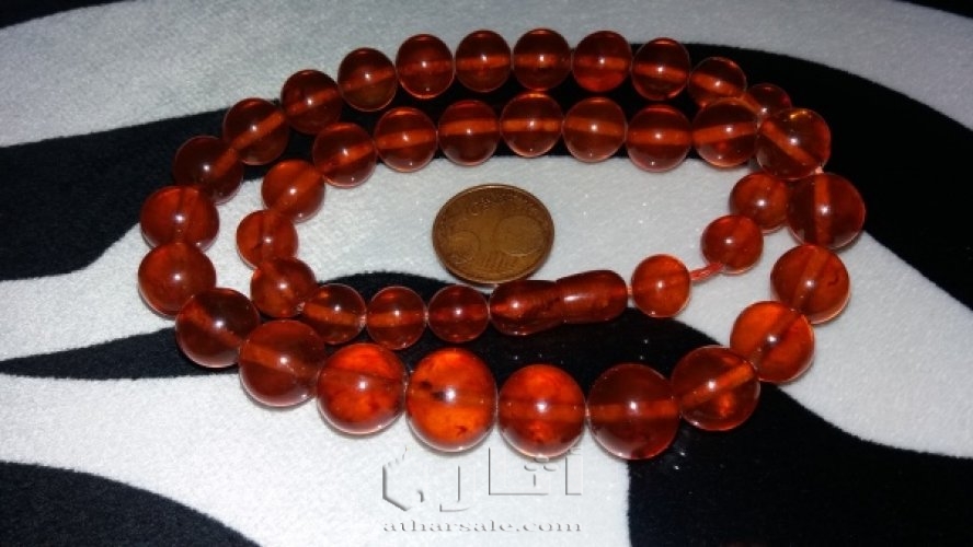 عقد مصنوع من العنبر أو كهرمان أو كهرب من أقدم الأحجار الكريمة من آلاف السنين